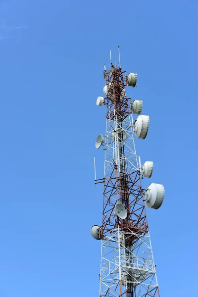 Antena Comunicação Sem Fio Com Céu Brilhante Torre Telecomunicações Com — Fotografia de Stock