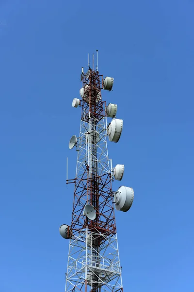 Blå Sky Kommunikation Trådlös Torn Torn Antenn Telekommunikation Teknik Utrustning — Stockfoto
