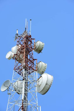 Mikrodalga sistem. Kablosuz iletişim anteni ile parlak gökyüzü. Telekomünikasyon kule mavi gökyüzü ile antenler ile.