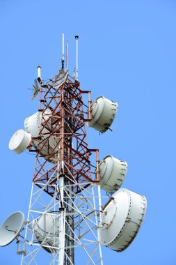 Mikrodalga sistem. Kablosuz iletişim anteni ile parlak gökyüzü. Telekomünikasyon kule mavi gökyüzü ile antenler ile.