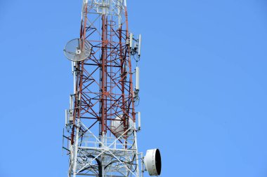 Kablosuz iletişim anteni ile parlak gökyüzü. Telekomünikasyon kule mavi gökyüzü ile antenler ile.