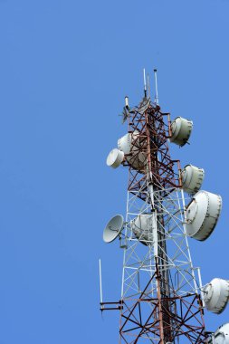 Mikrodalga sistem. Kablosuz iletişim anteni ile parlak gökyüzü. Telekomünikasyon kule mavi gökyüzü ile antenler ile.