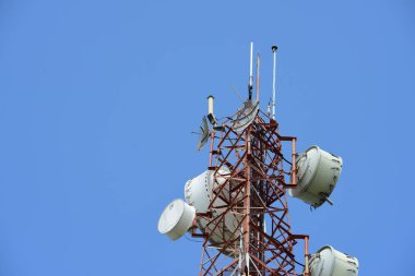 Mikrodalga sistem. Kablosuz iletişim anteni ile parlak gökyüzü. Telekomünikasyon kule mavi gökyüzü ile antenler ile.