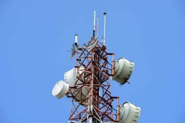 Mikrodalga sistem. Kablosuz iletişim anteni ile parlak gökyüzü. Telekomünikasyon kule mavi gökyüzü ile antenler ile.