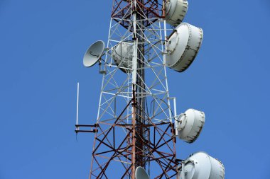 Mikrodalga sistem. Kablosuz iletişim anteni ile parlak gökyüzü. Telekomünikasyon kule mavi gökyüzü ile antenler ile.