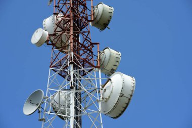 Mikrodalga sistem. Kablosuz iletişim anteni ile parlak gökyüzü. Telekomünikasyon kule mavi gökyüzü ile antenler ile.