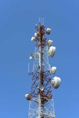 Mikrodalga sistem. Kablosuz iletişim anteni ile parlak gökyüzü. Telekomünikasyon kule mavi gökyüzü ile antenler ile.