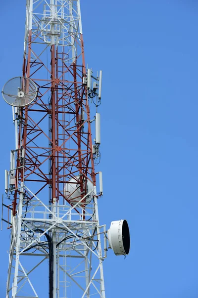 Blue Sky Communication Wireless Tower Towers Antenna Telecommunication Technology Equipment — Stock Photo, Image