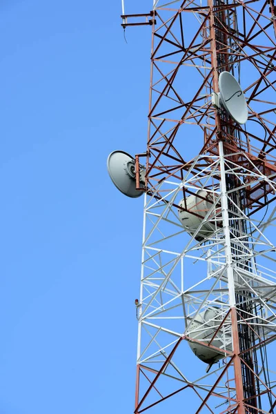 Mikrowellensystem Drahtlose Kommunikationsantenne Mit Hellem Sky Telekommunikationsturm Mit Antennen Mit — Stockfoto