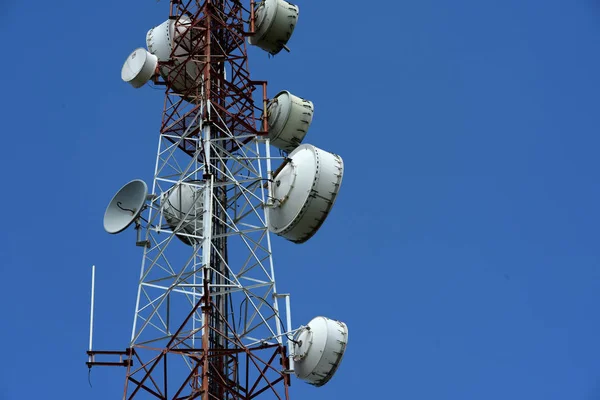 Blå Sky Kommunikation Trådlös Torn Torn Antenn Telekommunikation Teknik Utrustning — Stockfoto