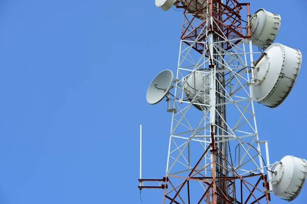 Blauw Hemel Communicatie Draadloos Toren Torens Antenne Telecommunicatie Technologie Uitrusting — Stockfoto