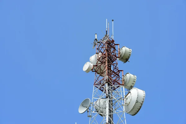 Azul Céu Comunicação Sem Fio Torre Torres Antena Telecomunicação Tecnologia — Fotografia de Stock