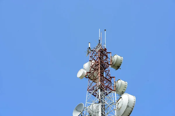 Azul Céu Comunicação Sem Fio Torre Torres Antena Telecomunicação Tecnologia — Fotografia de Stock