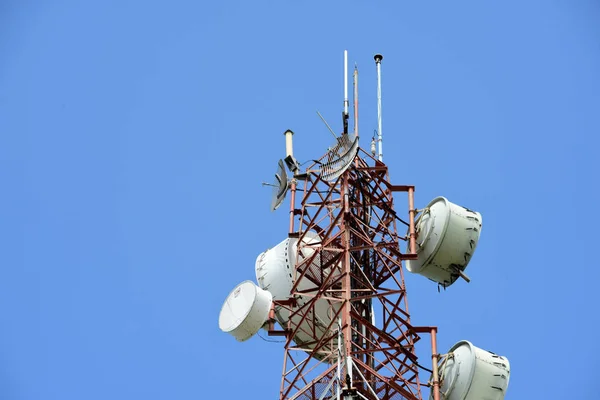 Azul Céu Comunicação Sem Fio Torre Torres Antena Telecomunicação Tecnologia — Fotografia de Stock