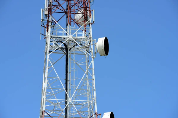 Niebieski Niebo Komunikacji Sieci Bezprzewodowej Wieża Wieże Anteny Telekomunikacji Technologii — Zdjęcie stockowe
