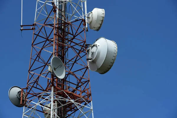 Magnetron Systeem Draadloze Communicatie Antenne Met Heldere Hemel Telecommunicatie Toren — Stockfoto