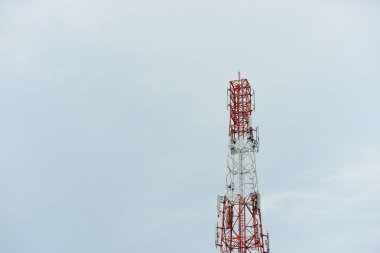 gökyüzüne karşı büyük iletişim Kulesi