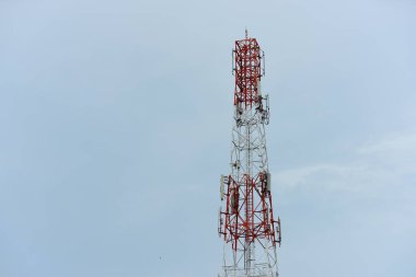 gökyüzüne karşı büyük iletişim Kulesi