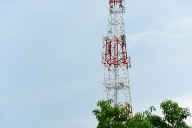 gökyüzüne karşı büyük iletişim Kulesi