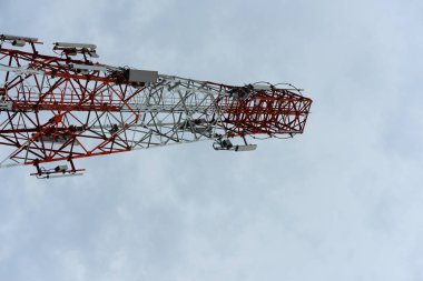 Kablosuz iletişim anteni ile parlak gökyüzü. Telekomünikasyon kule mavi gökyüzü ile antenler ile.