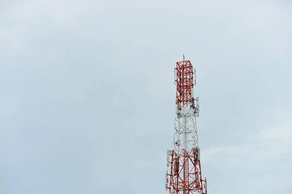 Duży Komunikat Wieży Przed Niebo — Zdjęcie stockowe