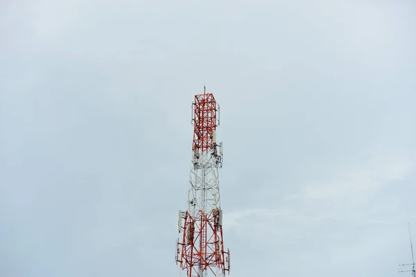 Gran Torre Comunicación Contra Cielo — Foto de Stock