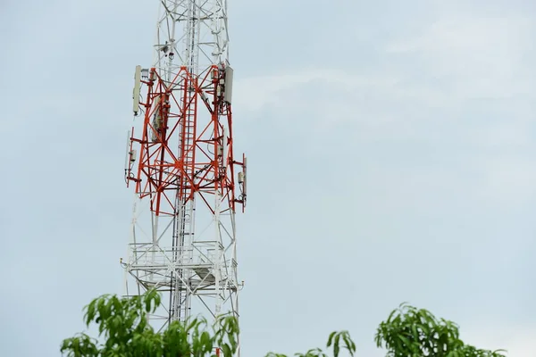 Grande Torre Comunicação Contra Céu — Fotografia de Stock