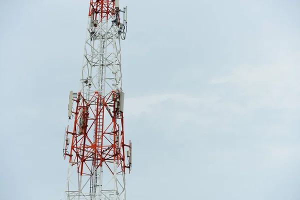 Grande Torre Comunicação Contra Céu — Fotografia de Stock