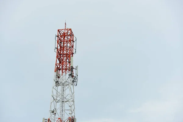 大型通信塔的天空 — 图库照片