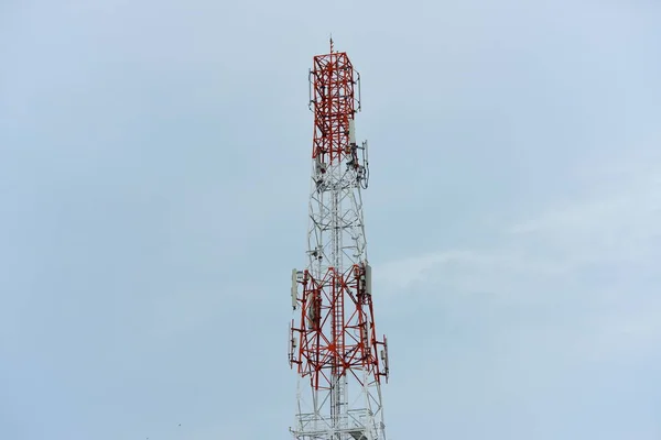 Grande Torre Comunicazione Contro Cielo — Foto Stock