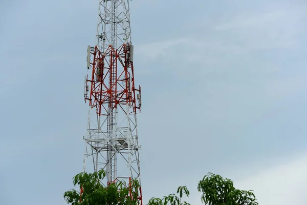 Grande Torre Comunicazione Contro Cielo — Foto Stock