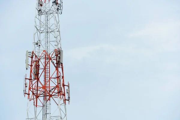 Gran Torre Comunicación Contra Cielo —  Fotos de Stock