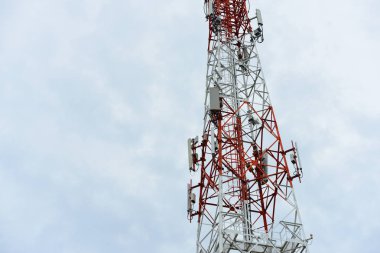 Mikrodalga sistem. Kablosuz iletişim anteni ile parlak gökyüzü. Telekomünikasyon kule mavi gökyüzü ile antenler ile.
