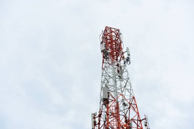 Kablosuz iletişim anteni ile parlak gökyüzü. Telekomünikasyon kule mavi gökyüzü ile antenler ile.