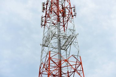Kablosuz iletişim anteni ile parlak gökyüzü. Telekomünikasyon kule mavi gökyüzü ile antenler ile.