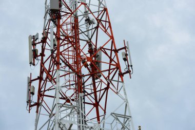 Kablosuz iletişim anteni ile parlak gökyüzü. Telekomünikasyon kule mavi gökyüzü ile antenler ile.