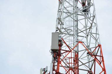 Kablosuz iletişim anteni ile parlak gökyüzü. Telekomünikasyon kule mavi gökyüzü ile antenler ile.