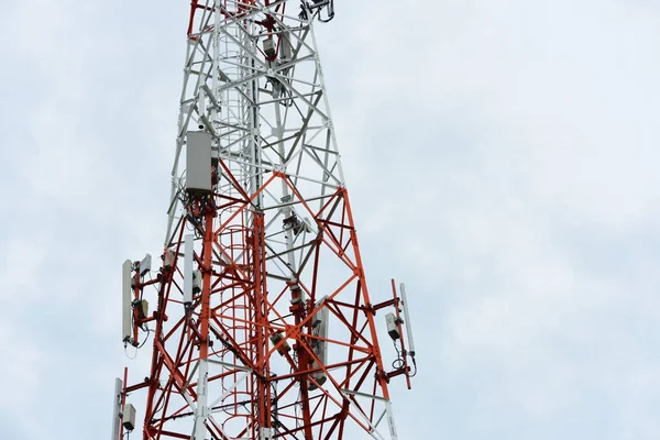 Antena Comunicação Sem Fio Com Céu Brilhante Torre Telecomunicações Com — Fotografia de Stock