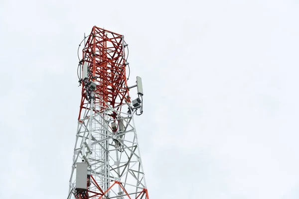 Antena Comunicação Sem Fio Com Céu Brilhante Torre Telecomunicações Com — Fotografia de Stock