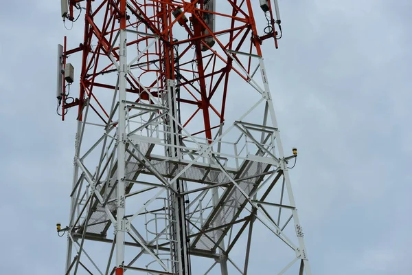 Grande Torre Comunicação Contra Céu — Fotografia de Stock