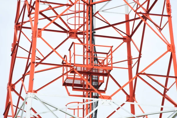 Sistema Microondas Antena Comunicación Inalámbrica Con Cielo Brillante Torre Telecomunicaciones —  Fotos de Stock