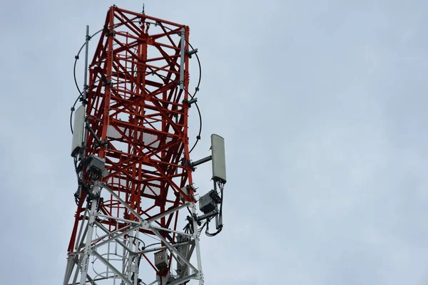 Draadloze Communicatie Antenne Met Heldere Hemel Telecommunicatie Toren Met Antennes — Stockfoto