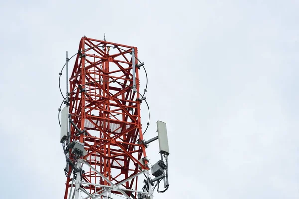 Велика Комунікаційна Вежа Проти Неба — стокове фото