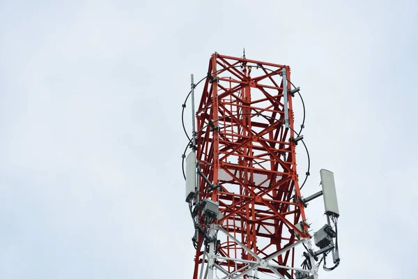 Vezeték Nélküli Kommunikációs Antenna Világos Égbolt Távközlési Torony Antennák Kék — Stock Fotó