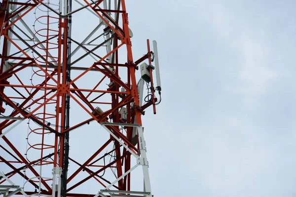 Antena Comunicação Sem Fio Com Céu Brilhante Torre Telecomunicações Com — Fotografia de Stock