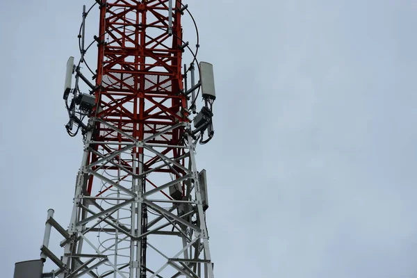 Vezeték Nélküli Kommunikációs Antenna Világos Égbolt Távközlési Torony Antennák Kék — Stock Fotó