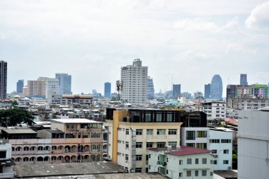Modern şehir Achar binalarda yapım aşamasında vardır. Bangkok Thailandmodern Ofis Binası