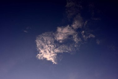 Güzel gökyüzü, günbatımında güzel altın bulutlar.