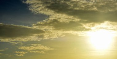 Güzel gökyüzü, günbatımında güzel altın bulutlar.