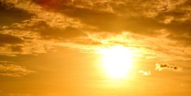 Güzel gökyüzü, günbatımında güzel altın bulutlar.